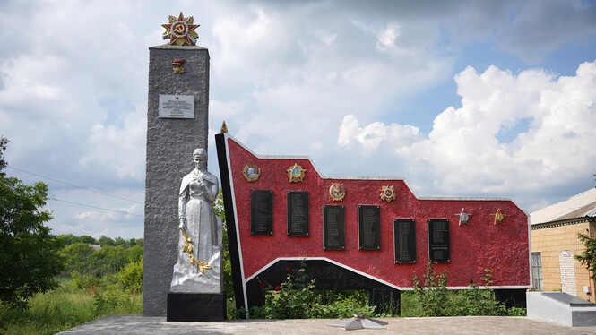 В селе Любовка отреставрировали братскую могилу советских воинов и памятник односельчанам